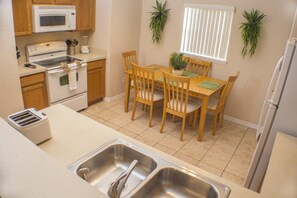 House, 5 Bedrooms | Private kitchen | Fridge, microwave, oven, dishwasher