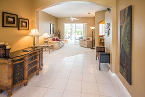 House, 5 Bedrooms | Living area