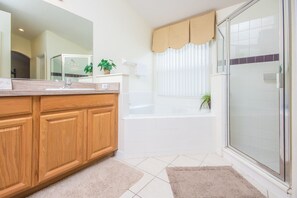House, 4 Bedrooms | Bathroom | Hair dryer, towels