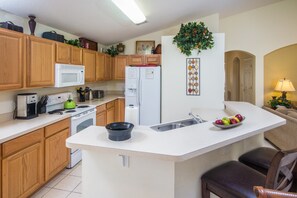 Talo, 4 makuuhuonetta | Yksityinen keittiö | Jääkaappi, mikroaaltouuni, uuni, liesi