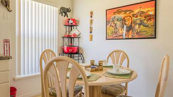 House, 5 Bedrooms | In-room dining