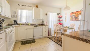 House, 5 Bedrooms | Private kitchen | Dishwasher, cookware/dishes/utensils