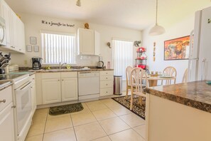 House, 5 Bedrooms | Private kitchen | Dishwasher, cookware/dishes/utensils - Clear Creek 17546 (Clermont)