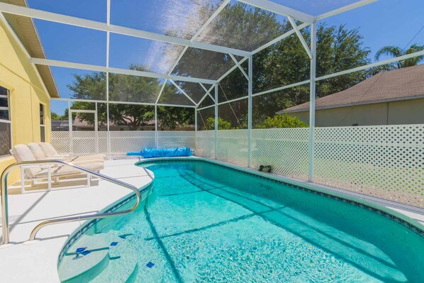 حمام سباحة داخلي