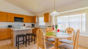 House, 4 Bedrooms | Private kitchen | Dishwasher, cookware/dishes/utensils