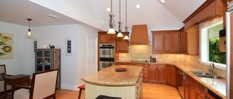 House, 3 Bedrooms | Private kitchen | Dishwasher, cookware/dishes/utensils