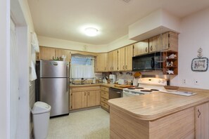 House, 2 Bedrooms | Private kitchen | Dishwasher, cookware/dishes/utensils