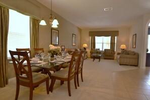 Casa, 5 habitaciones | Servicio de comidas en la habitación