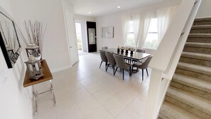 House, 5 Bedrooms | In-room dining