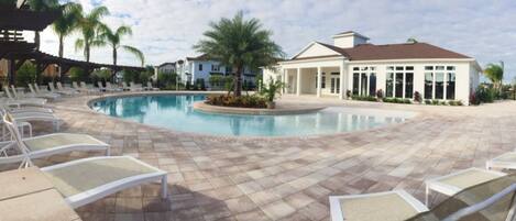 タウンホーム 4 ベッドルーム | 屋外プール