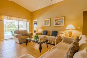 House, 5 Bedrooms | Living area