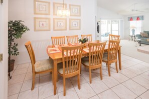 Ferienhaus, 4 Schlafzimmer | Essbereich im Zimmer