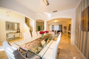 House, 5 Bedrooms | In-room dining