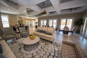 House, 5 Bedrooms | Lobby sitting area