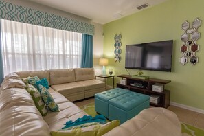 House, 6 Bedrooms | Living area