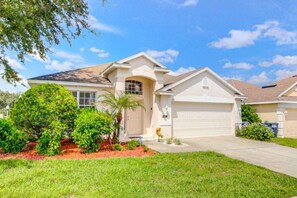 Casa, 4 habitaciones | Vista frontal de la propiedad