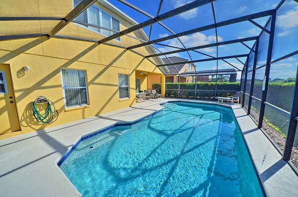 حمام سباحة داخلي