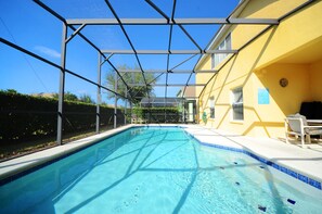 حمام سباحة داخلي