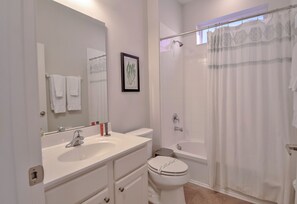 Maison, Plusieurs lits | Salle de bain | Séchoir à cheveux, serviettes fournies