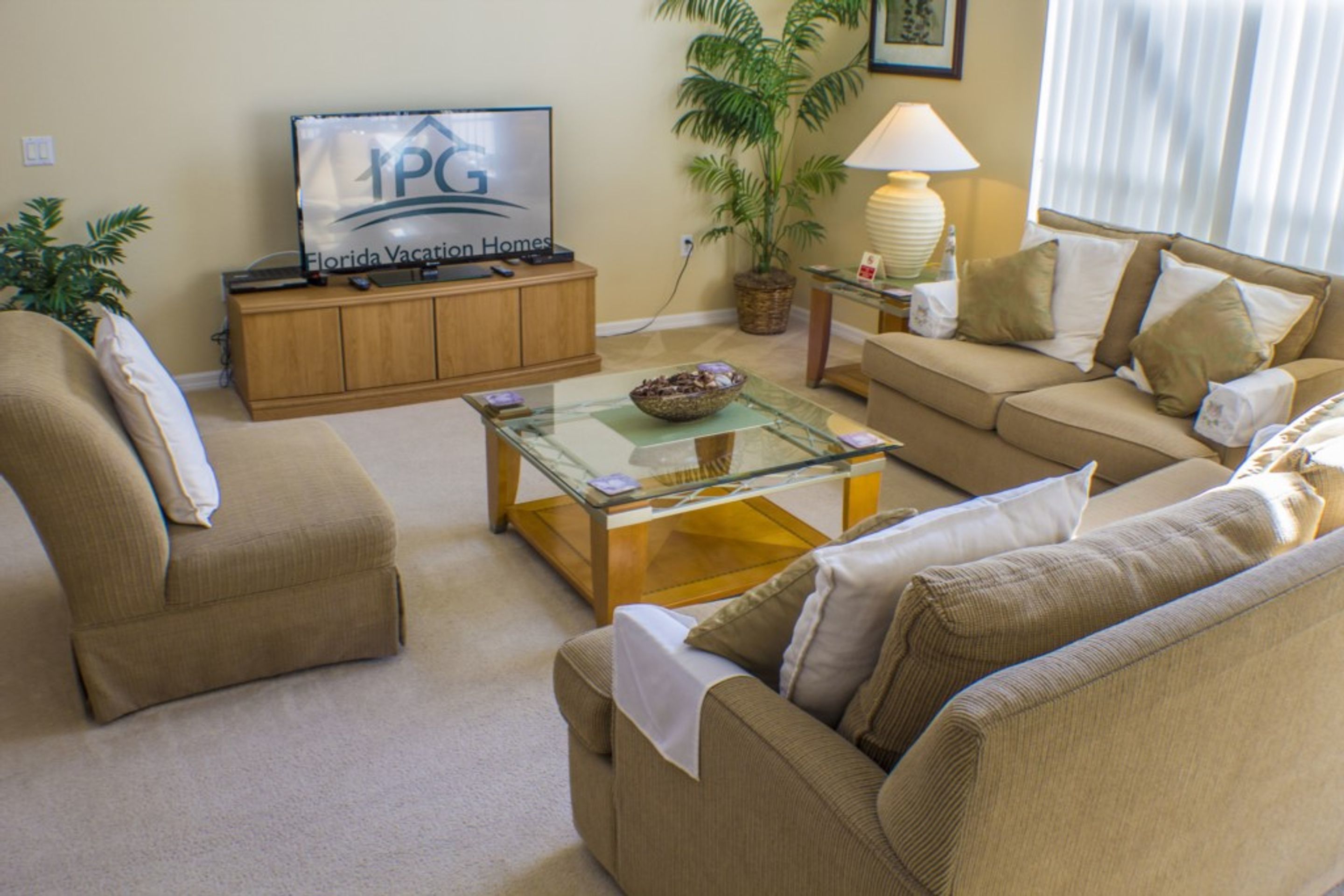 Casa, 4 habitaciones | Área de sala de estar | Televisión 