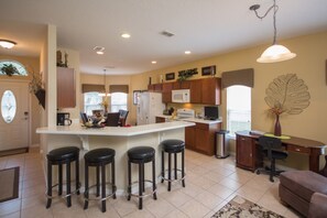 Talo, 4 makuuhuonetta | Yksityinen keittiö | Astianpesukone, keittoastiat/astiat/ruokailuvälineet