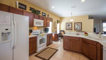 House, 4 Bedrooms | Private kitchen | Dishwasher, cookware/dishes/utensils