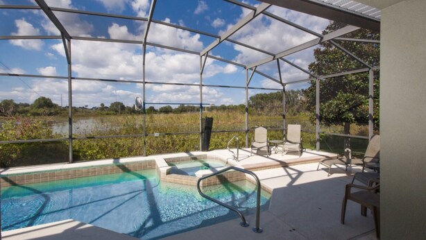 Una piscina cubierta al aire libre con vistas del paisaje circundante.