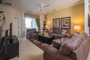 Talo, 4 makuuhuonetta | Oleskelualue | Taulutelevisio, DVD-soitin