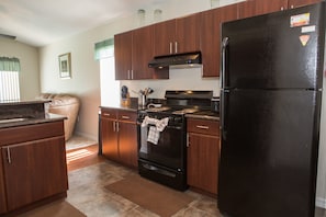 House, 4 Bedrooms | Private kitchen