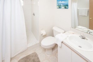 Condo, 3 Bedrooms | Bathroom | Hair dryer, towels - Villas at Island Club 3129 C (Kissimmee)