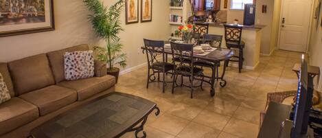 Huoneisto, 2 makuuhuonetta | Oleskelualue | Televisio, DVD-soitin