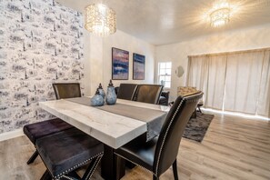 联排别墅, 3 间卧室 | 客房内用餐