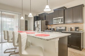 House, 5 Bedrooms | Private kitchen