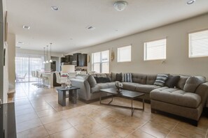 House, 5 Bedrooms | Living area