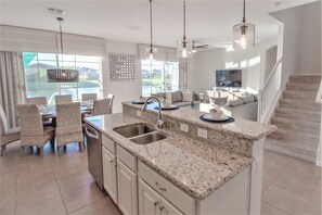 House, 6 Bedrooms | Private kitchen