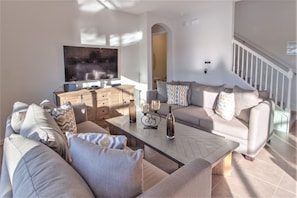 House, 6 Bedrooms | Living area