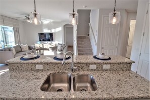 House, 6 Bedrooms | Private kitchen