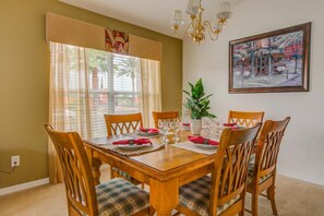 Casa, 4 habitaciones | Servicio de comidas en la habitación