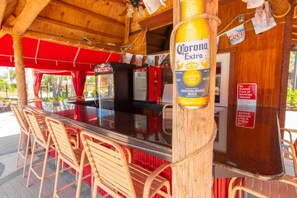 House, 4 Bedrooms | Poolside bar
