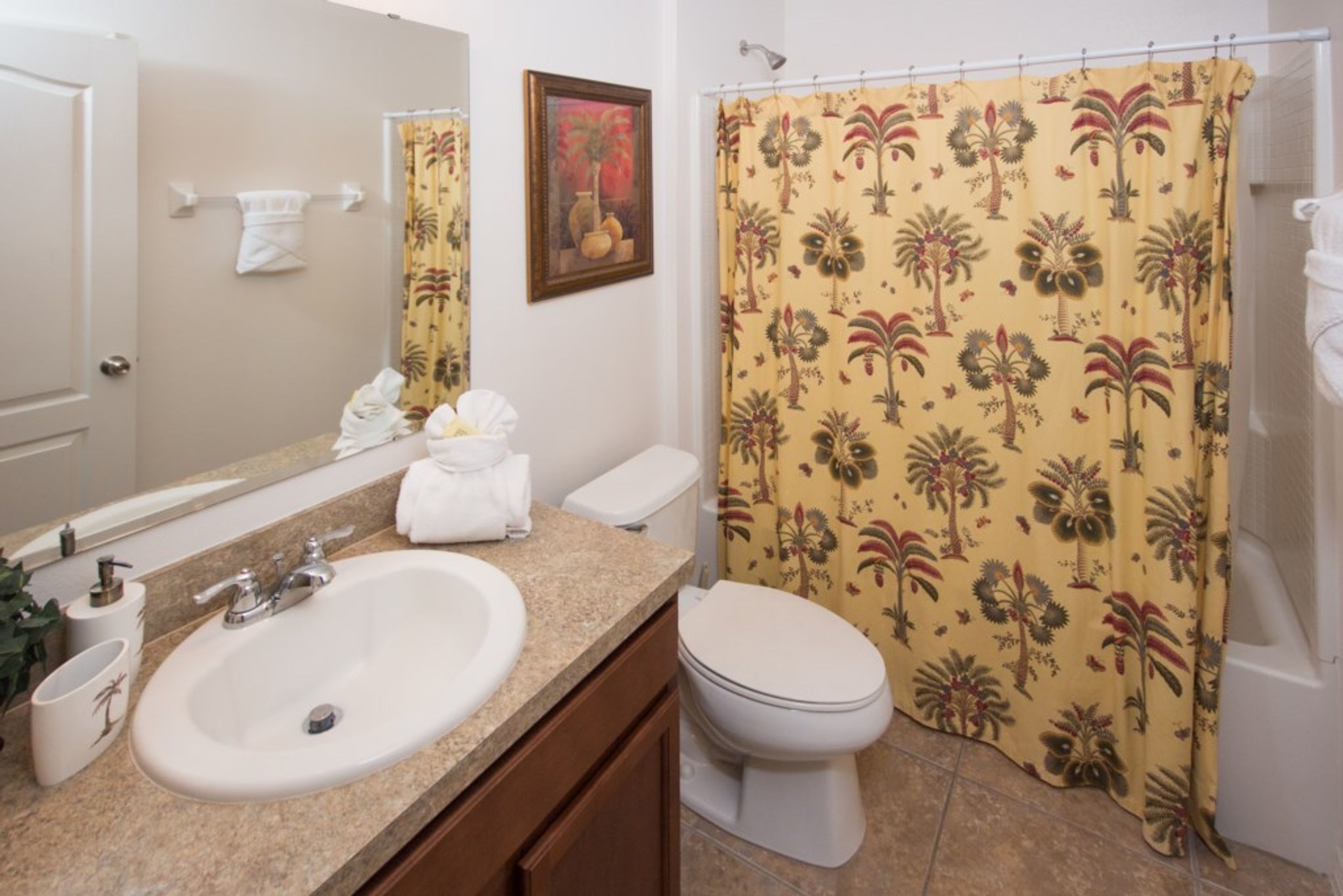 Une salle de bain équipée d’un lavabo, de toilettes et d’un rideau de douche.