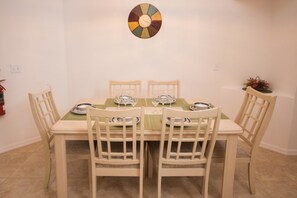 บ้านพัก, 4 ห้องนอน | บริการอาหารในห้องพัก