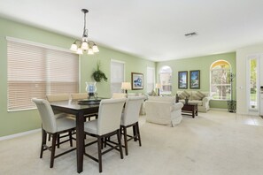 House, 6 Bedrooms | Living area