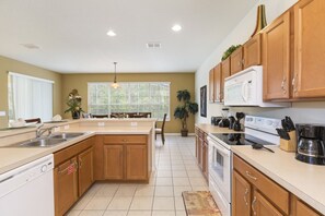 House, 6 Bedrooms | Private kitchen