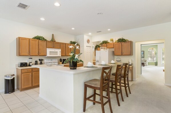 Maison, 6 chambres | Cuisine privée | Four à micro-ondes, un four, surface de cuisson, lave-vaisselle