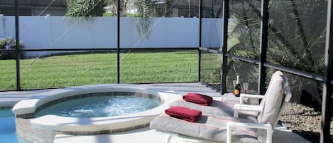 House, 4 Bedrooms | Indoor spa tub