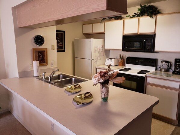 Condo, 3 chambres | Cuisine privée | Lave-vaisselle, vaisselle et ustensiles