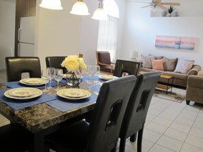 House, 3 Bedrooms | In-room dining