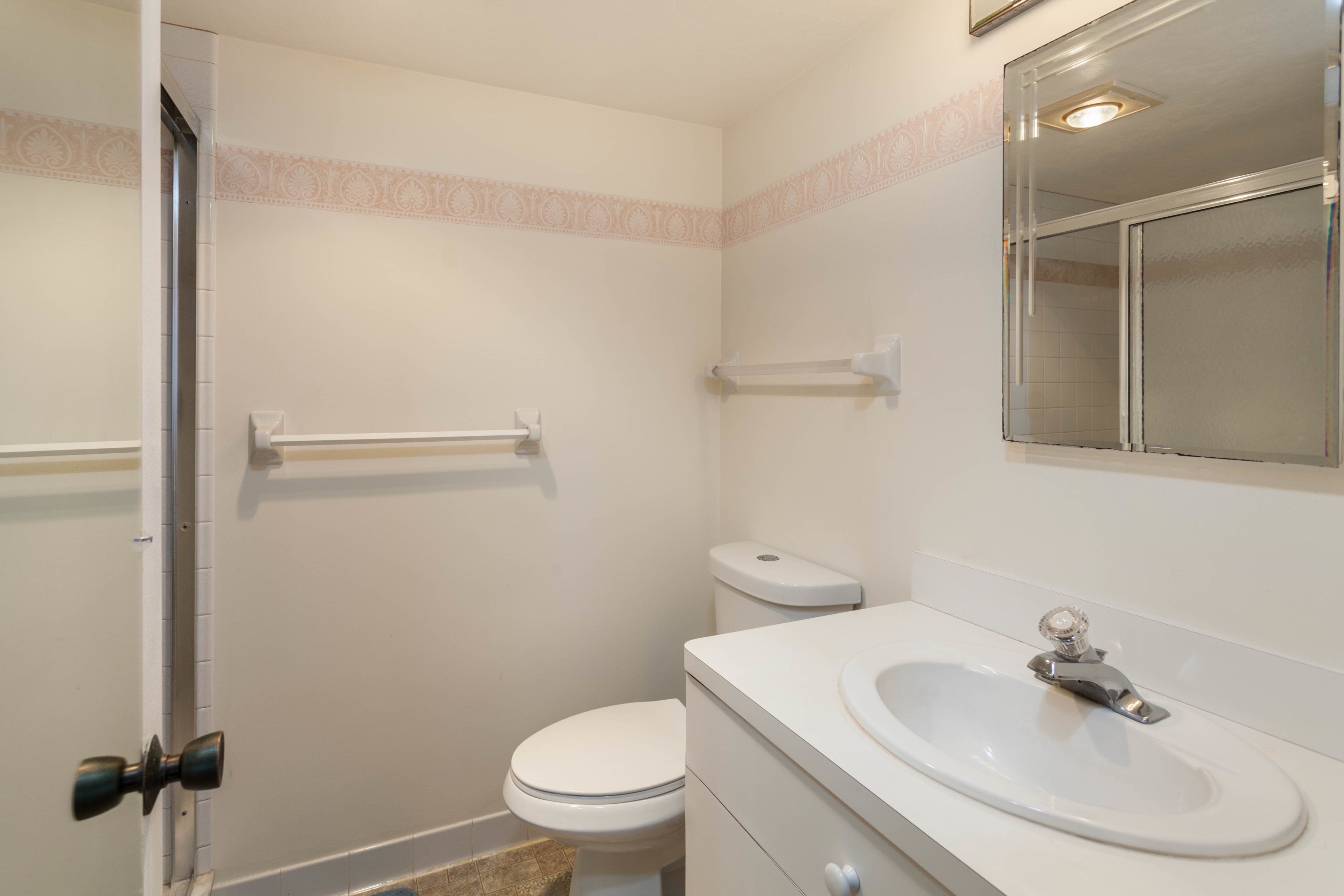 Un bagno con servizi igienici, lavandino e doccia.