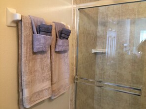 Appartement, 2 slaapkamers | Badkamer met douche