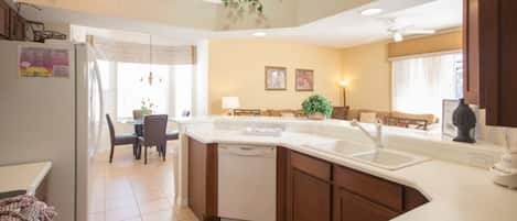 House, 5 Bedrooms | Private kitchen